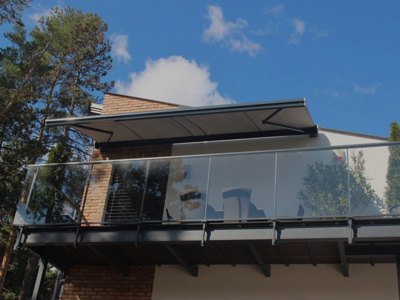 Fali karos napellenző